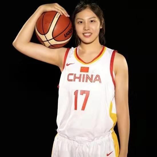 不过那次萧常坤病的厉害，韩美晴实在是有些不放心，所以偷偷溜到了男生宿舍，对他百般照顾。